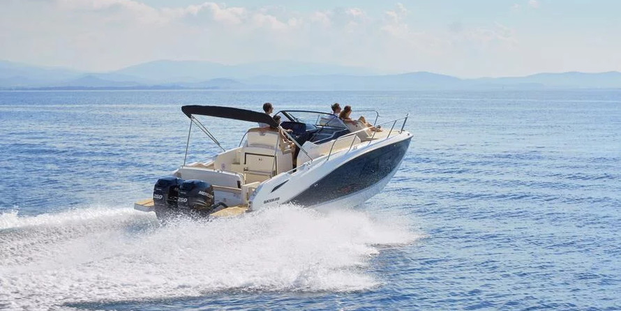 Quicksilver Activ 875 Sundeck