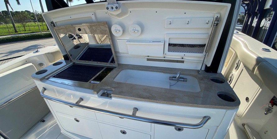 Boston Whaler 380 Outrage