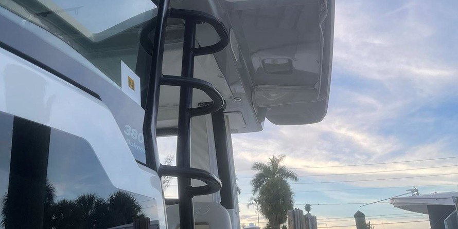 Boston Whaler 380 Outrage