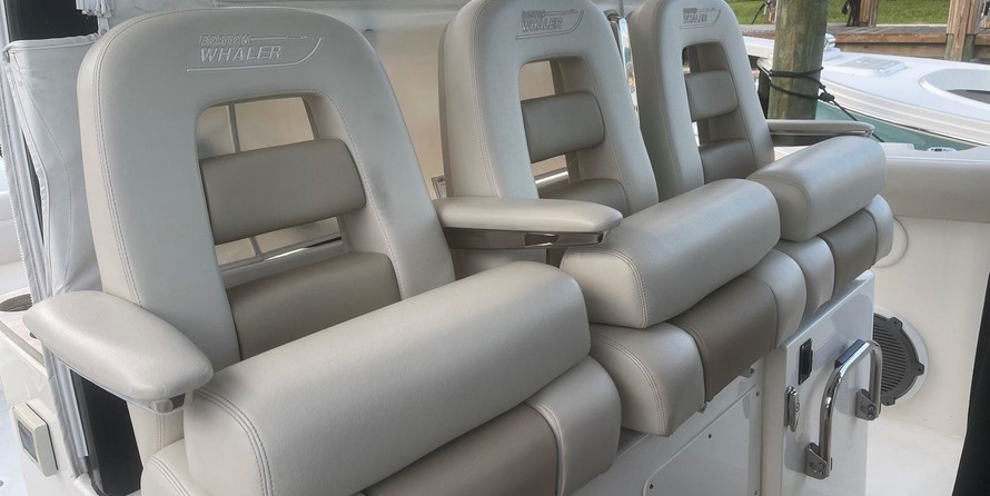 Boston Whaler 380 Outrage