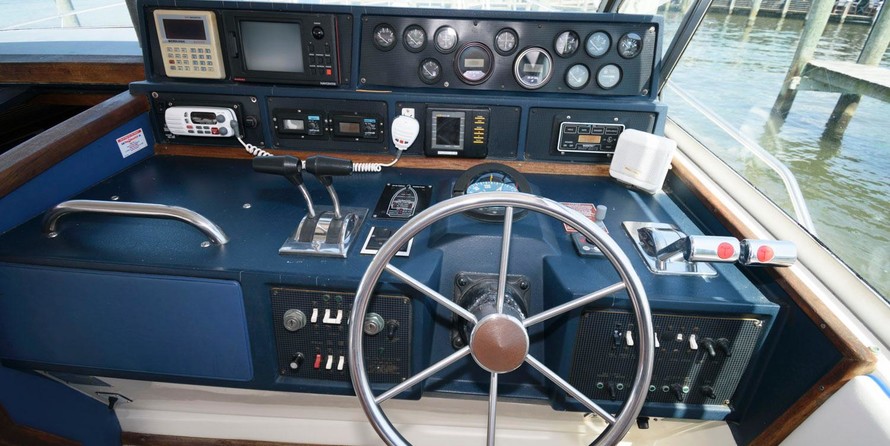 Sea ray 390 express cruiser