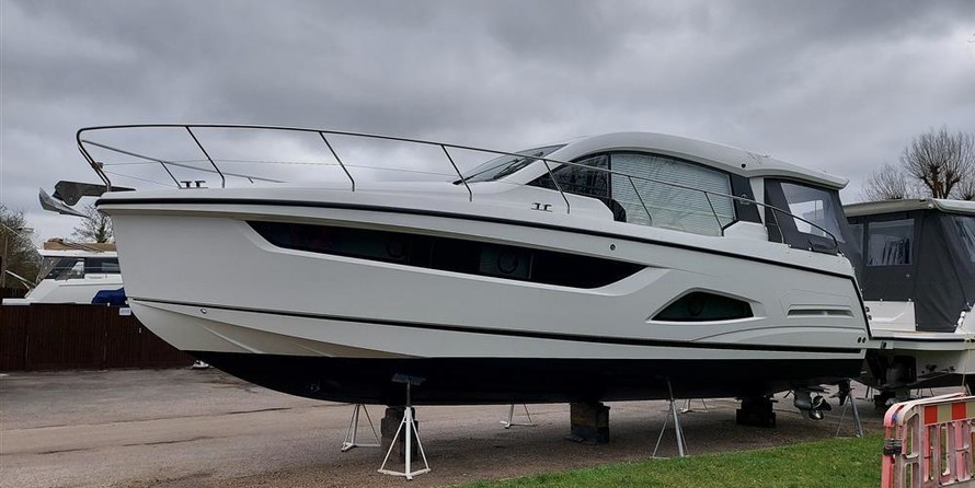 Sealine C390