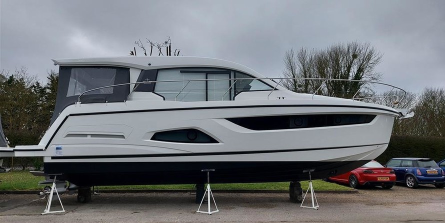 Sealine C390