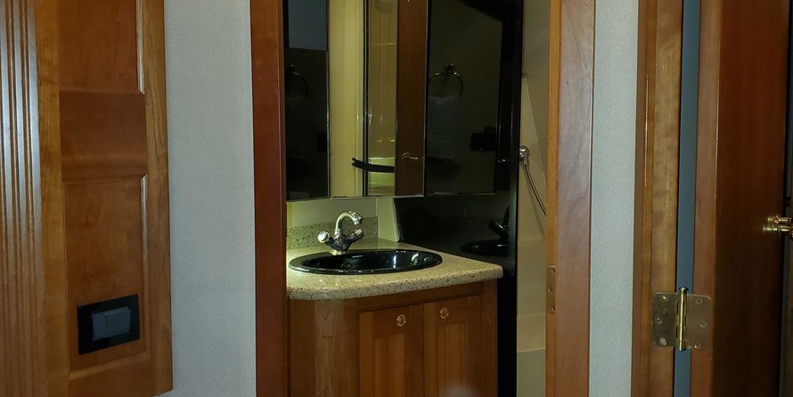 Cruisers Yachts 447 Sport Sedan