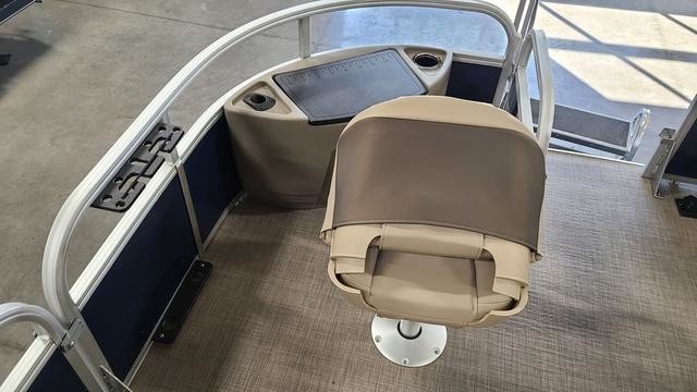 Sun Tracker Fishin Barge 20 DLX