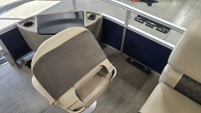 Sun Tracker Fishin Barge 20 DLX