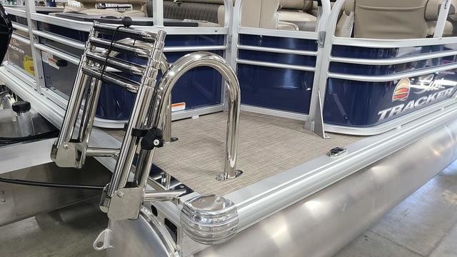 Sun Tracker Fishin Barge 20 DLX