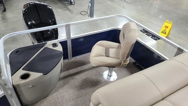 Sun Tracker Fishin Barge 20 DLX