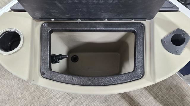 Sun Tracker Fishin Barge 20 DLX