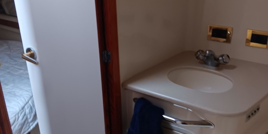 Sea ray 480 sedan bridge