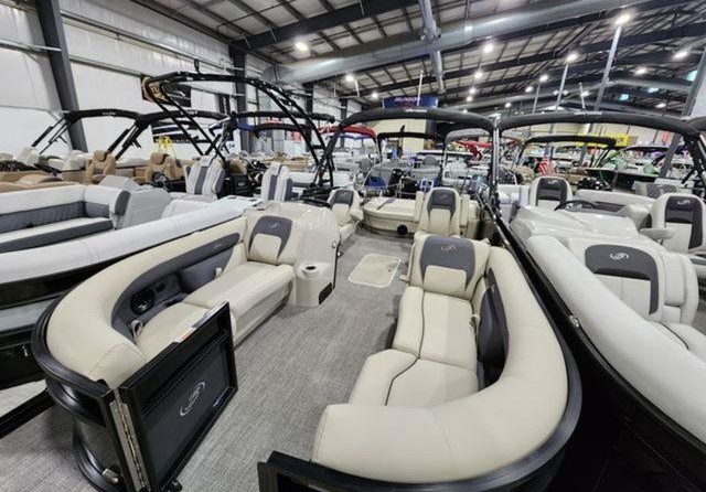 60 x 16 tri-toon passenger vessel