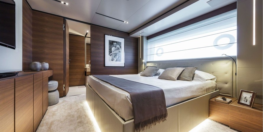 Custom Line Navetta 33