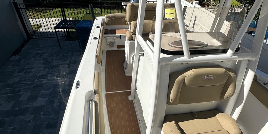 Sea Ray hunt ultra 211