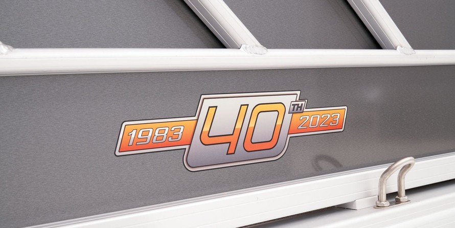 Sun Tracker Party Barge 22 DLX