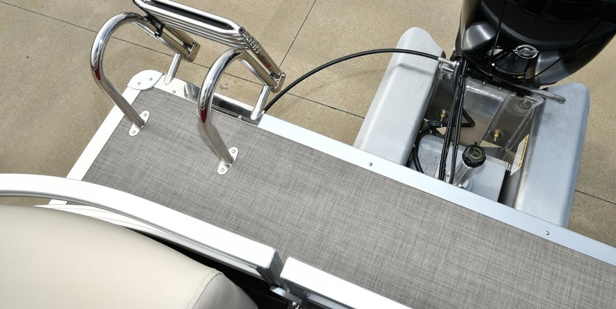 Sun Tracker Party Barge 22 DLX