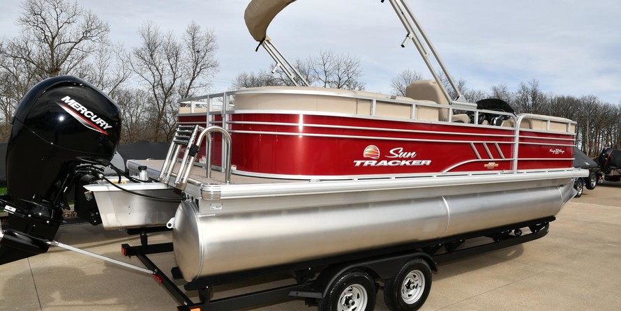 Sun Tracker Party Barge 22 DLX