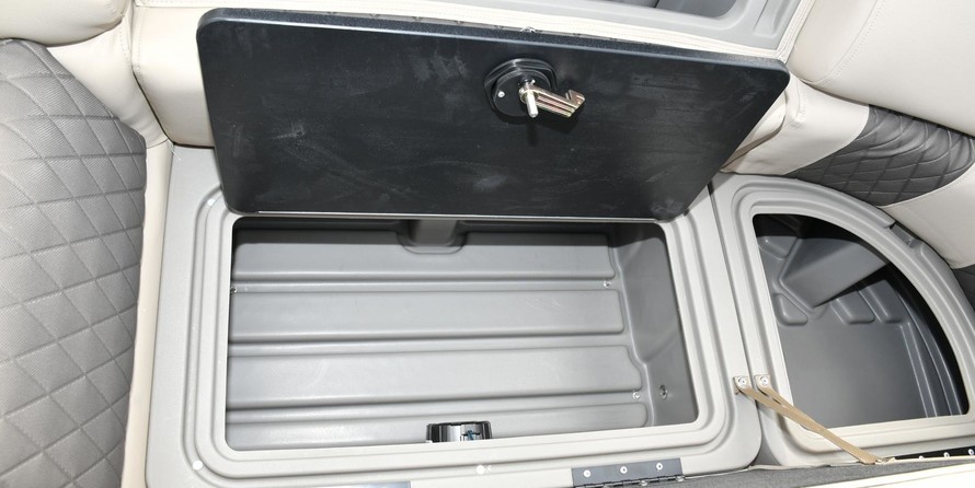 Sun Tracker Party Barge 22 DLX