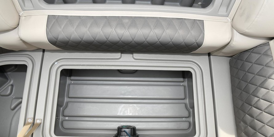 Sun Tracker Party Barge 22 DLX