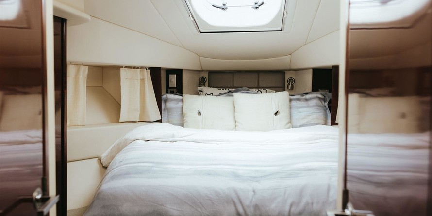 Sea Ray 390 Sedan Bridge