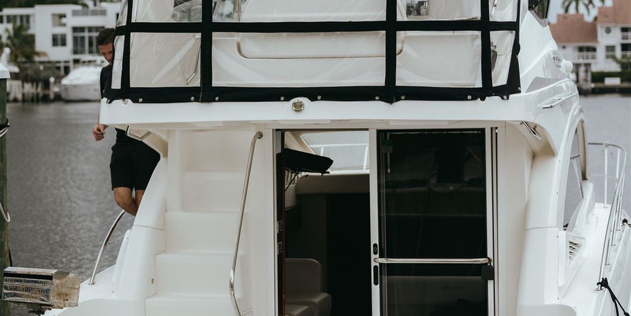 Sea Ray 390 Sedan Bridge