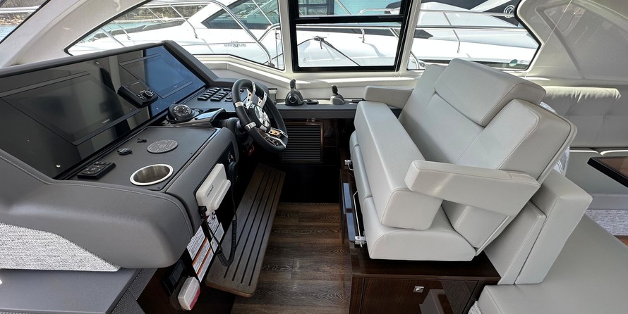 Cruisers Yachts 42 Cantius