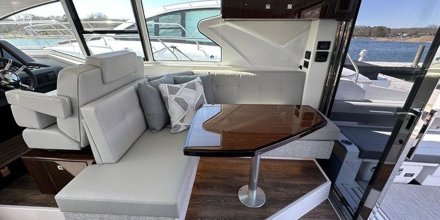 Cruisers Yachts 42 Cantius