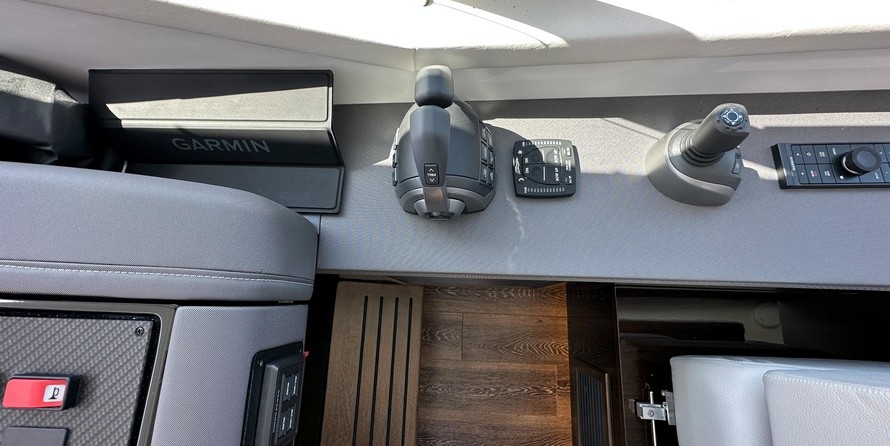 Cruisers Yachts 42 Cantius