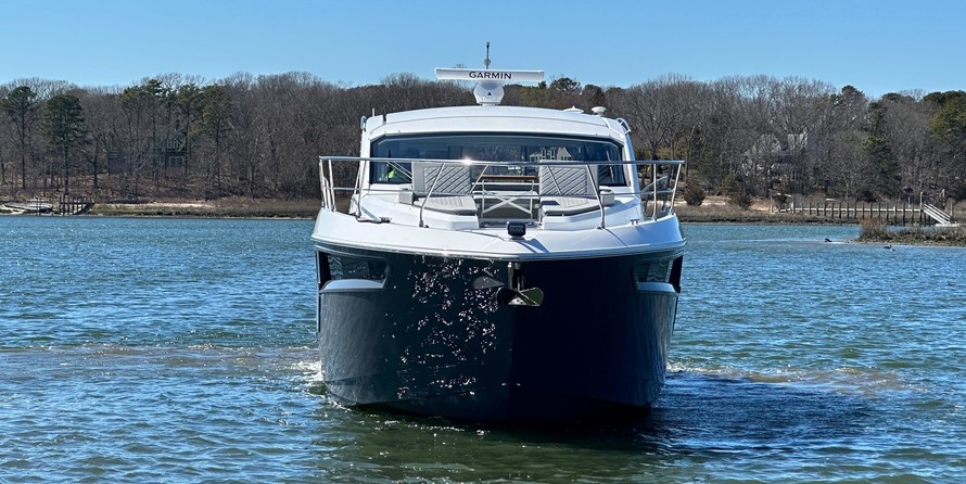 Cruisers Yachts 42 Cantius