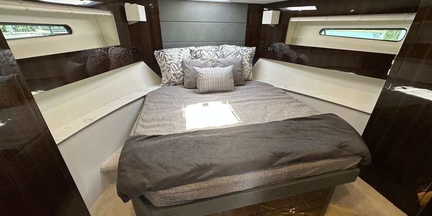 Cruisers Yachts 42 Cantius