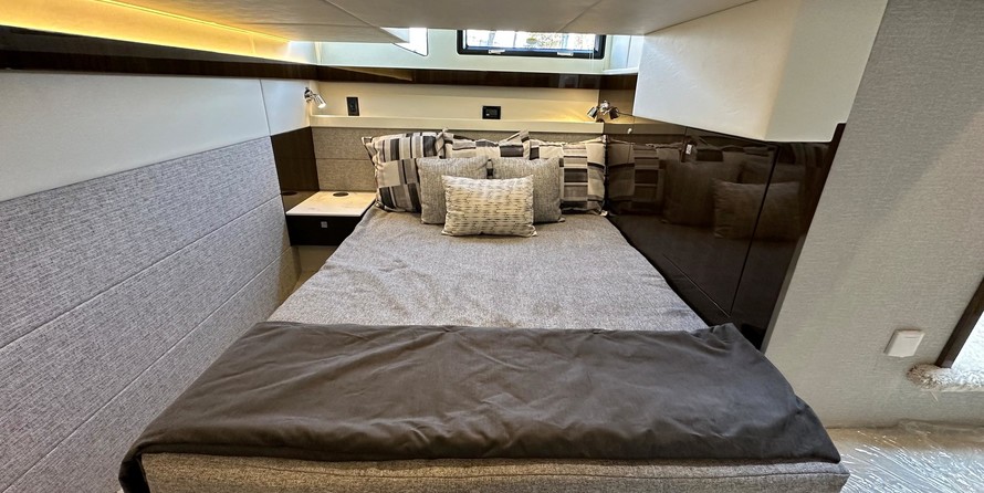 Cruisers Yachts 42 Cantius