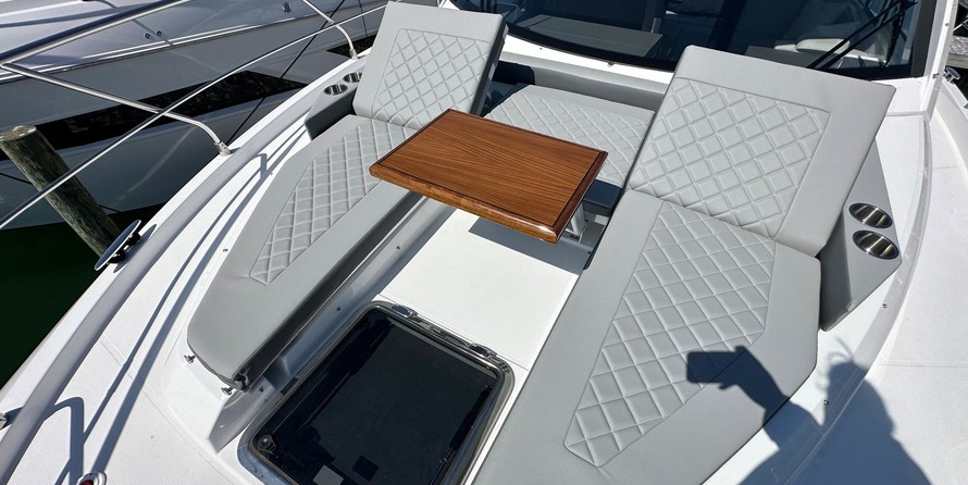 Cruisers Yachts 42 Cantius