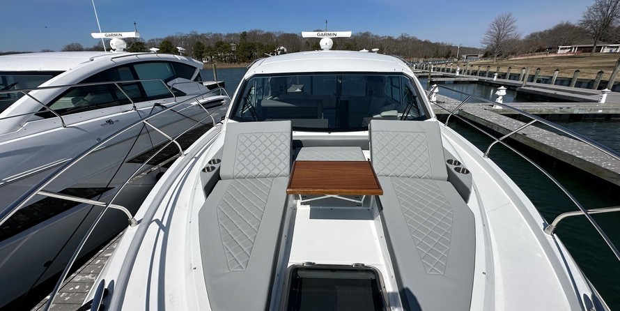 Cruisers Yachts 42 Cantius