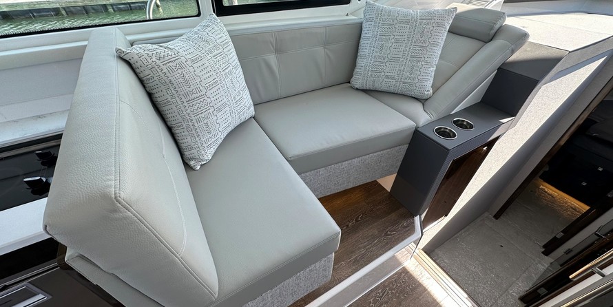 Cruisers Yachts 42 Cantius