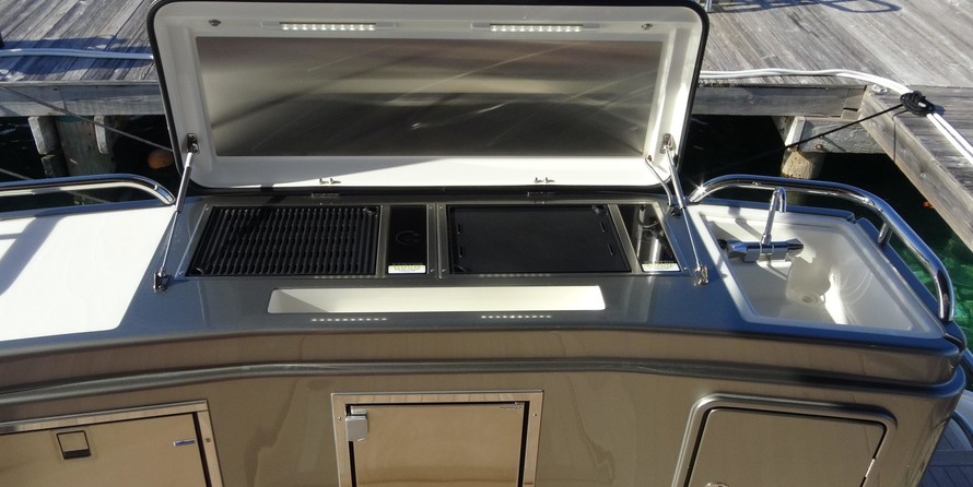 Riviera 6000 Sport Yacht