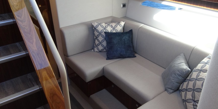 Riviera 6000 Sport Yacht