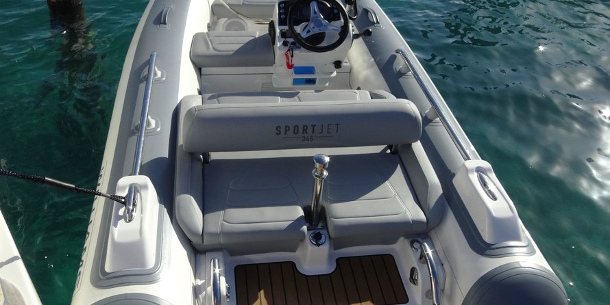 Riviera 6000 Sport Yacht