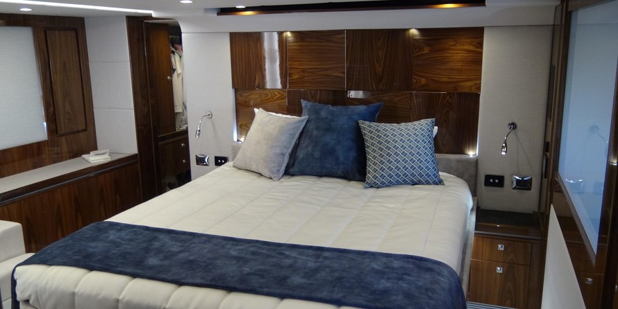 Riviera 6000 Sport Yacht