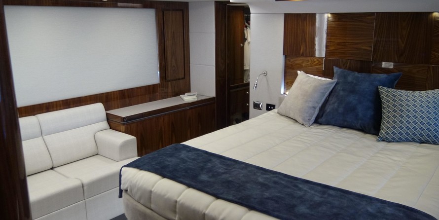 Riviera 6000 Sport Yacht