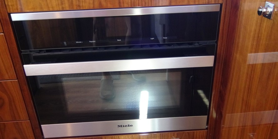 Riviera 6000 Sport Yacht