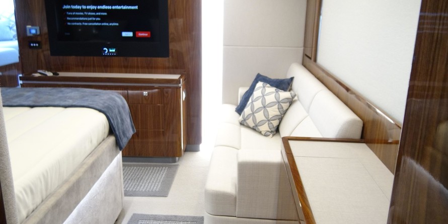 Riviera 6000 Sport Yacht