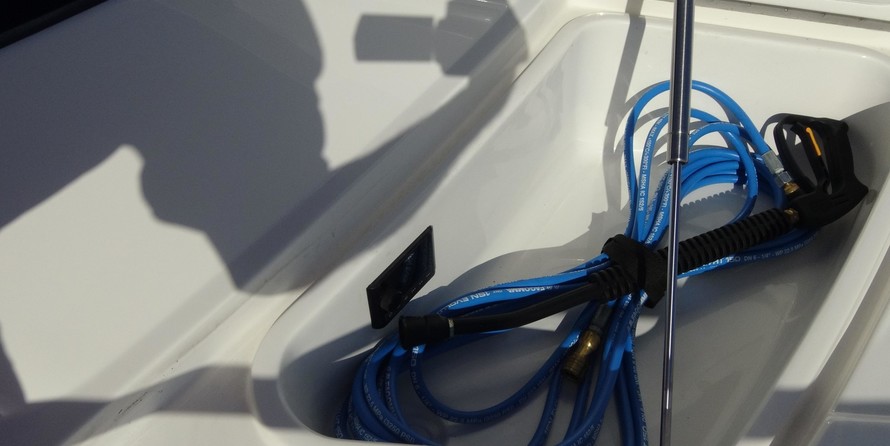 Riviera 6000 Sport Yacht