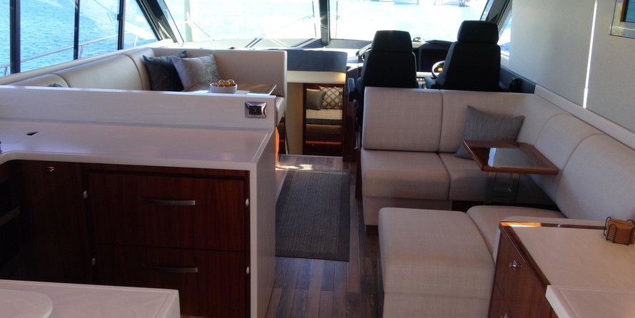 Riviera 6000 Sport Yacht