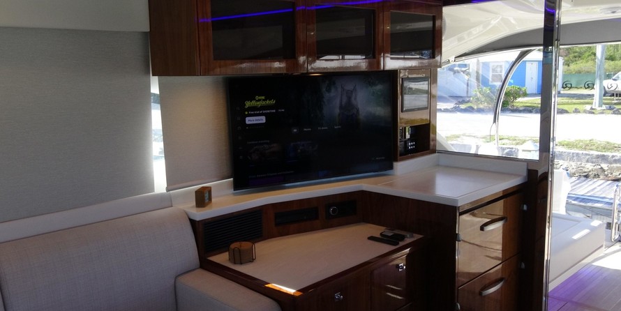 Riviera 6000 Sport Yacht