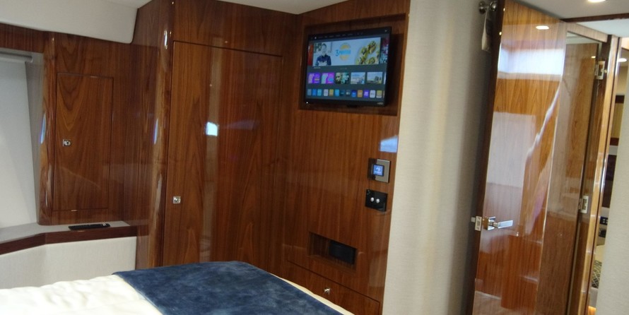 Riviera 6000 Sport Yacht