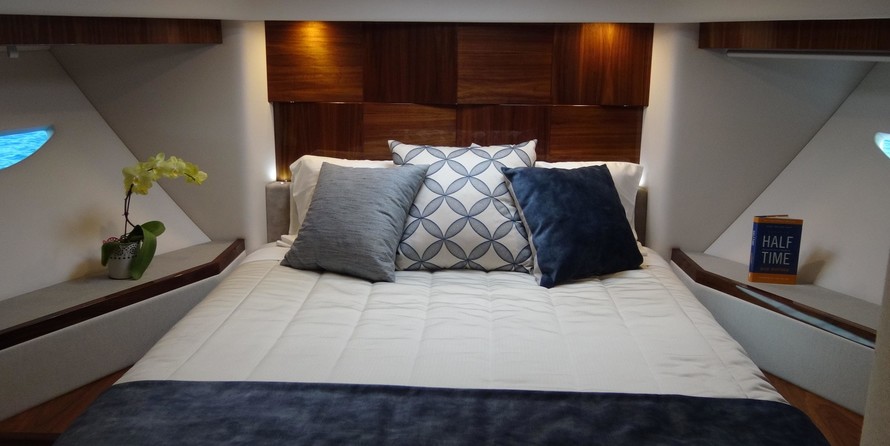 Riviera 6000 Sport Yacht