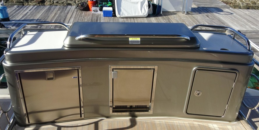 Riviera 6000 Sport Yacht