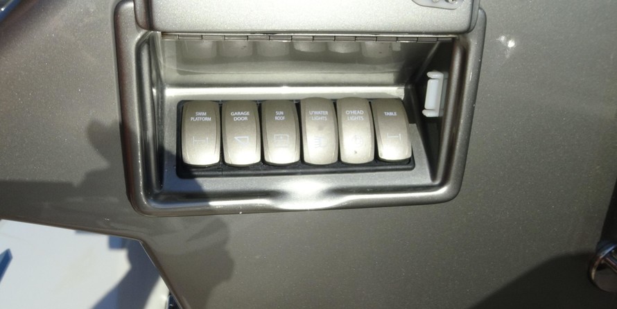 Riviera 6000 Sport Yacht