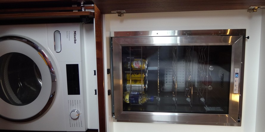 Riviera 6000 Sport Yacht