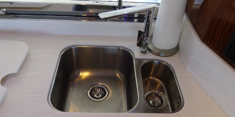 Riviera 6000 Sport Yacht