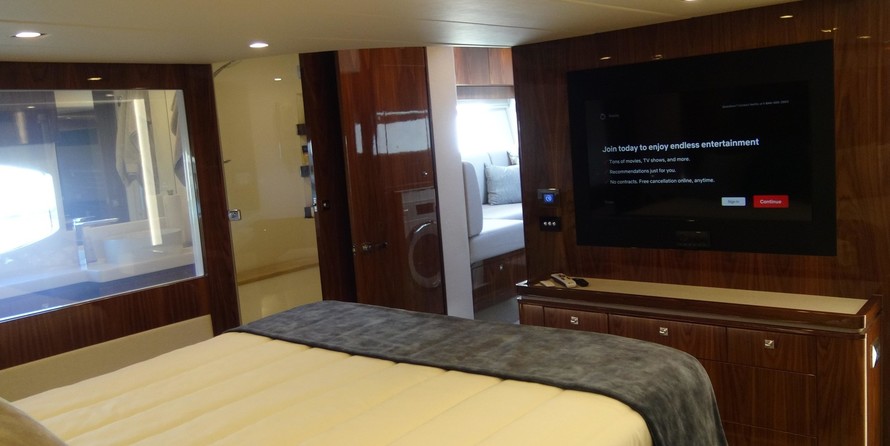 Riviera 6000 Sport Yacht